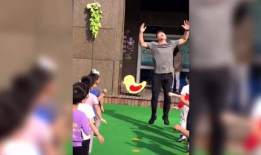 小孩操大人视频,小孩模仿大人日常生活的趣味瞬间